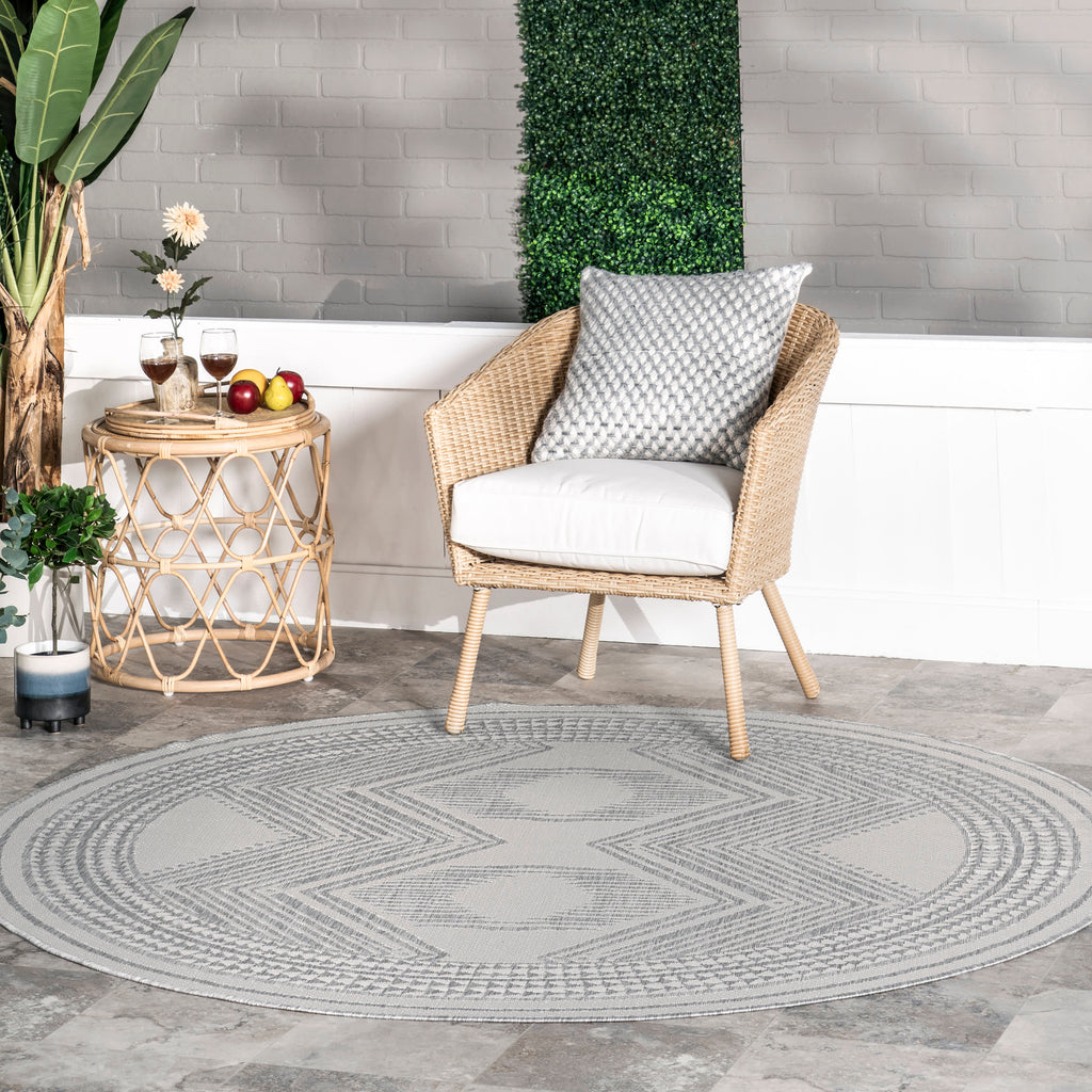 Iris Totem Indoor/Outdoor Flatweave Rug | Light Grey