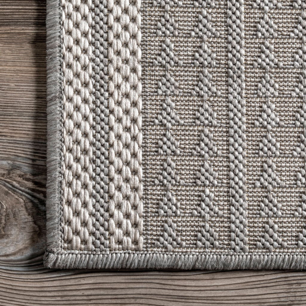 Iris Totem Indoor/Outdoor Flatweave Rug | Light Grey
